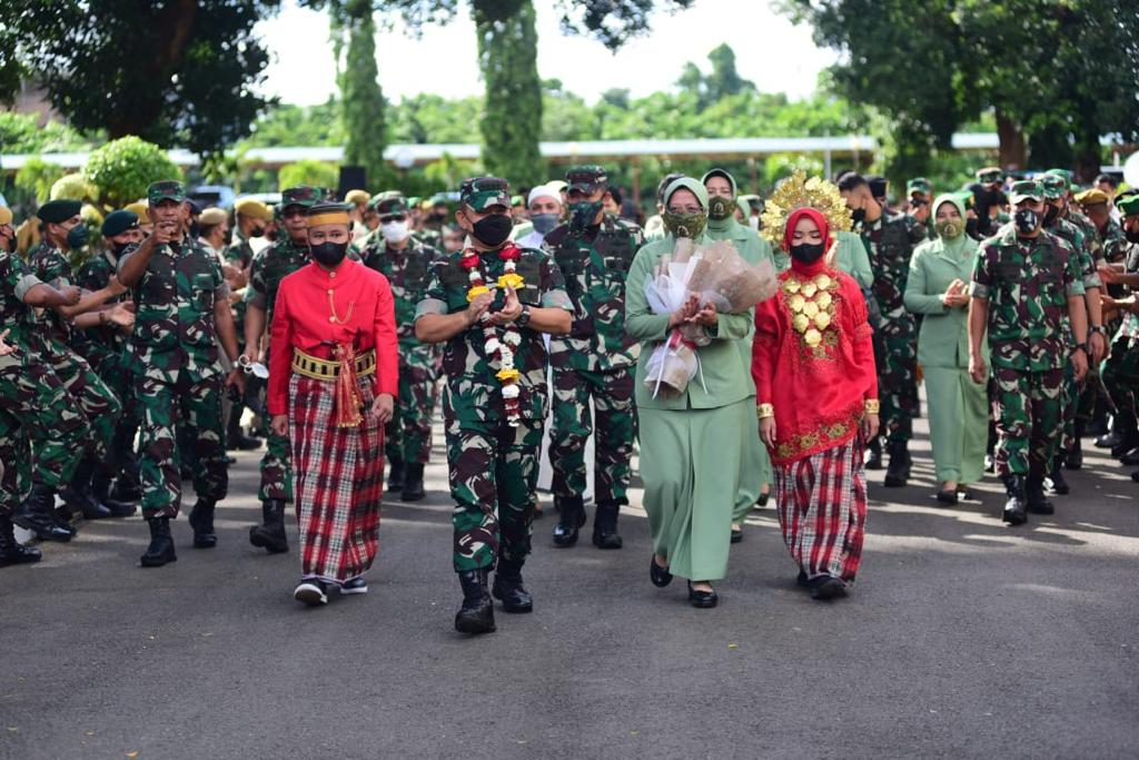 Kasad Jenderal TNI Dudung Abdurachman didampingi Ketua Umum Persit Kartika Chandra Kirana Ny. Rahma Dudung Abdurachman tiba di Makassar