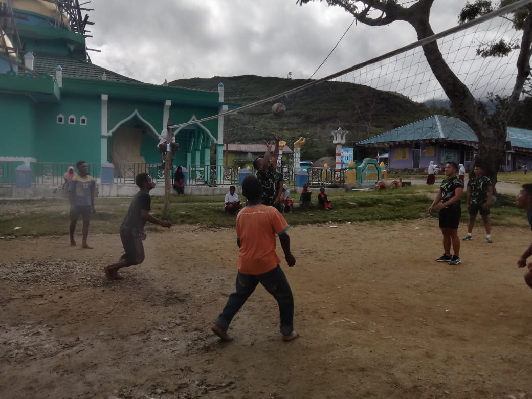 Dansatgas Letkol Inf Dedy Dwi Cahyadi, S.I.P mengajak para  pemuda di Distrik Walesi, Kab. Jayawijaya, untuk bertanding olahraga voli
