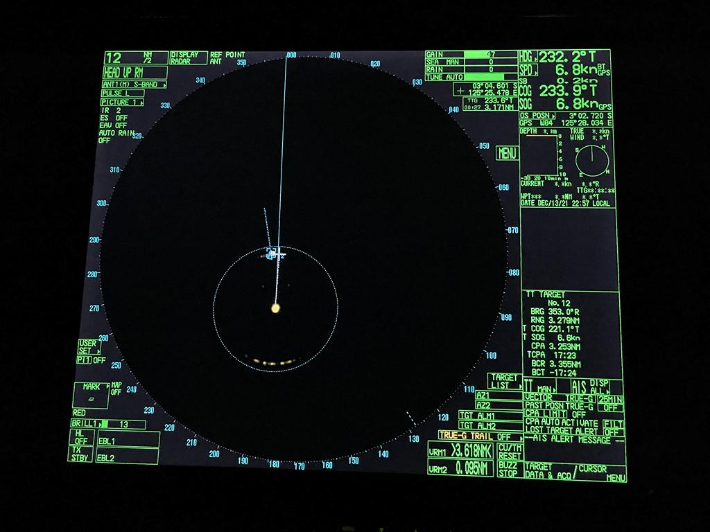 KN. Ular Laut - 405 Bakamla RI mendapati adanya pergerakan janggal dari salah satu kapal tanker dan berhasil diusir keluar perairan Indonesia