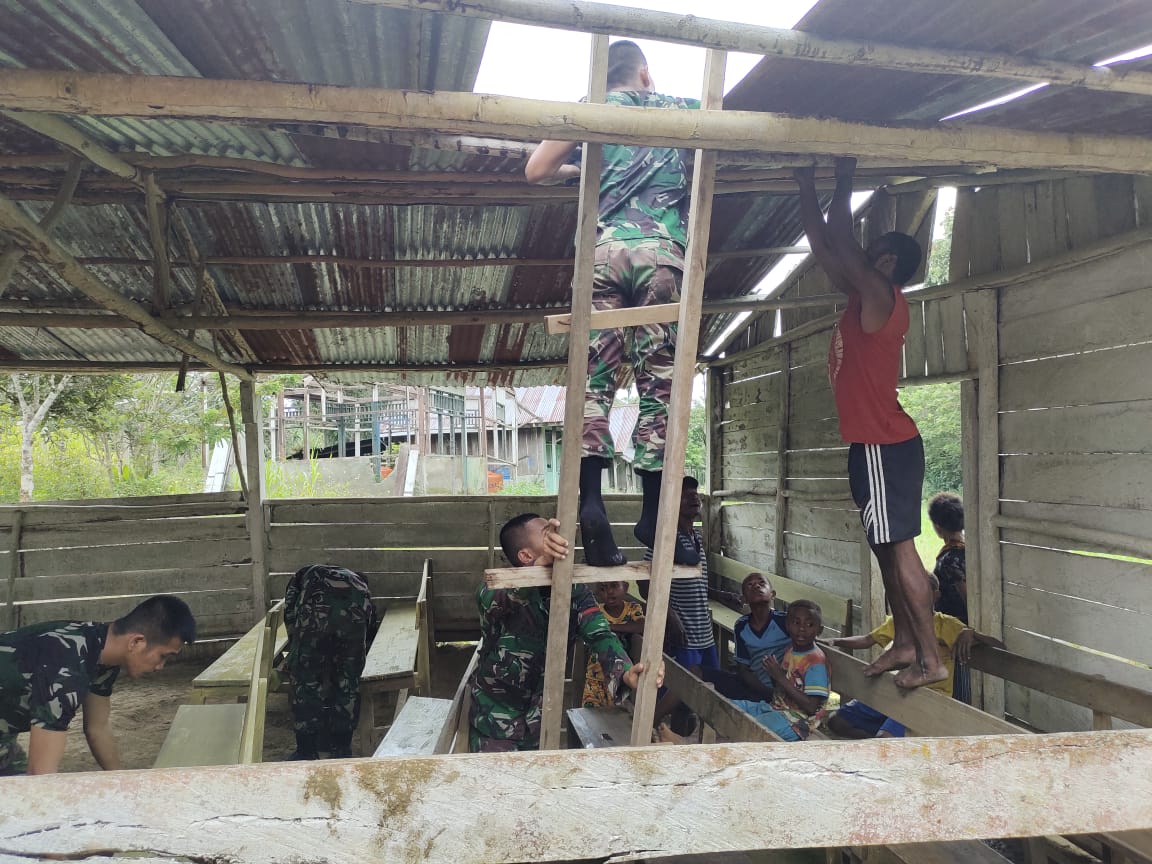 Prajurit Satgas Pamtas Yonif 126/KC bersama warga melaksanakan pembenahan lingkungan Gereja Katolik Santa Clara di Kampung Monogoefi