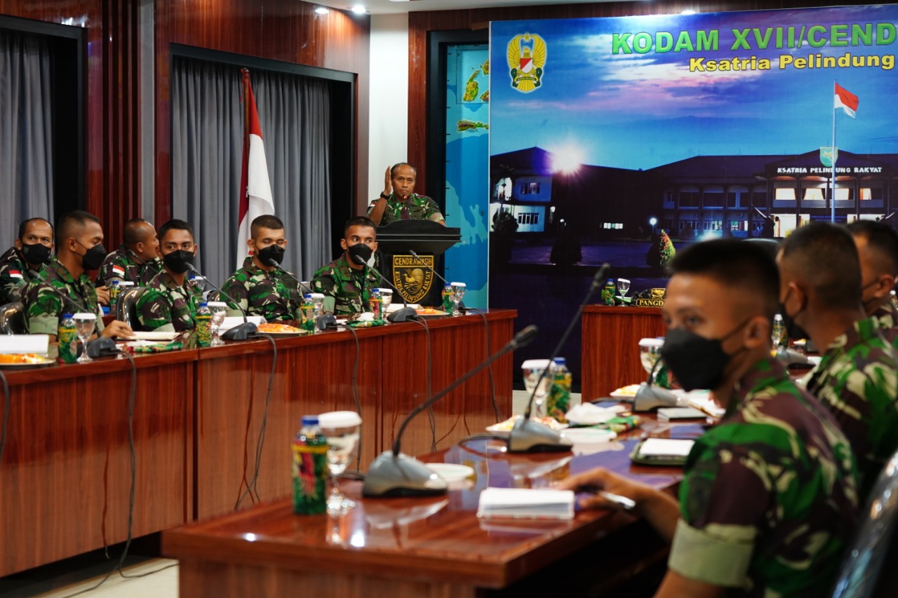 Pangdam XVII/Cenderawasih Mayjen TNI Ignatius Yogo Triyono, M.A memberikan pengarahan kepada para Perwira Remaja Abituren Akademi Militer