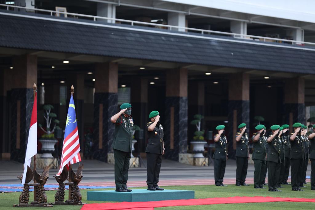 Kasad Jenderal TNI Dudung Abdurachman, S.E., M.M., menerima kunjungan kehormatan Kasad Malaysia, Jeneral Tan Sri Datuk Zamrose Bin Mohd Zain