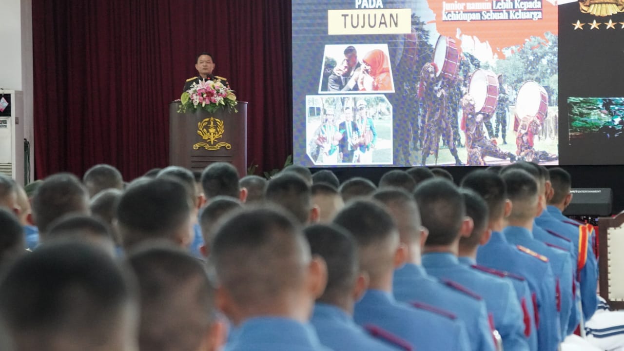 Kepala Staf Angkatan Darat (Kasad) Jenderal TNI Dudung Abdurachman, memberikan pengarahan kepada 1.230 Taruna Akademi Militer