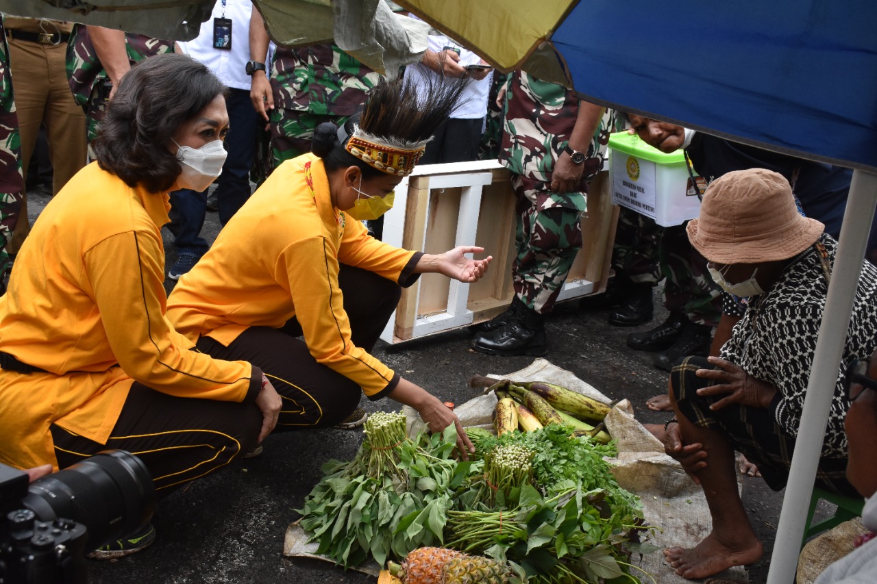 Ketua Umum Dharma Pertiwi, Ny. Hetty Andika Perkasa melakukan bakti sosial dengan membagikan meja kepada pedagang kaki lima di Pasar Sanggeng
