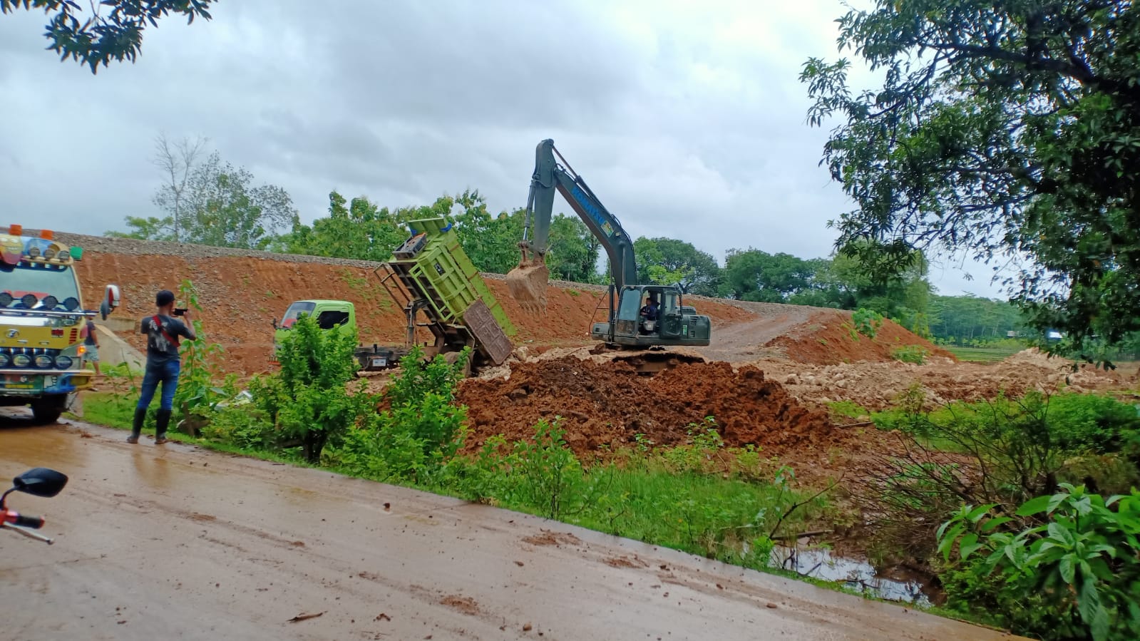 Keberadaan TNI tidak mengurusi pembebasan lahan, namun TNI hanya bertugas dan bekerja menyelesaikan pekerjaan konstruksi