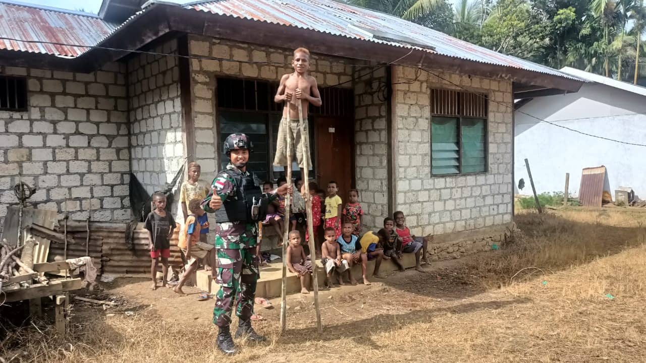 Satgas Yonif 126/KC mendekatkan diri kepada warga binaannya, salah satunya adalah melalui bermain dan memperkenalkan permainan tradisional