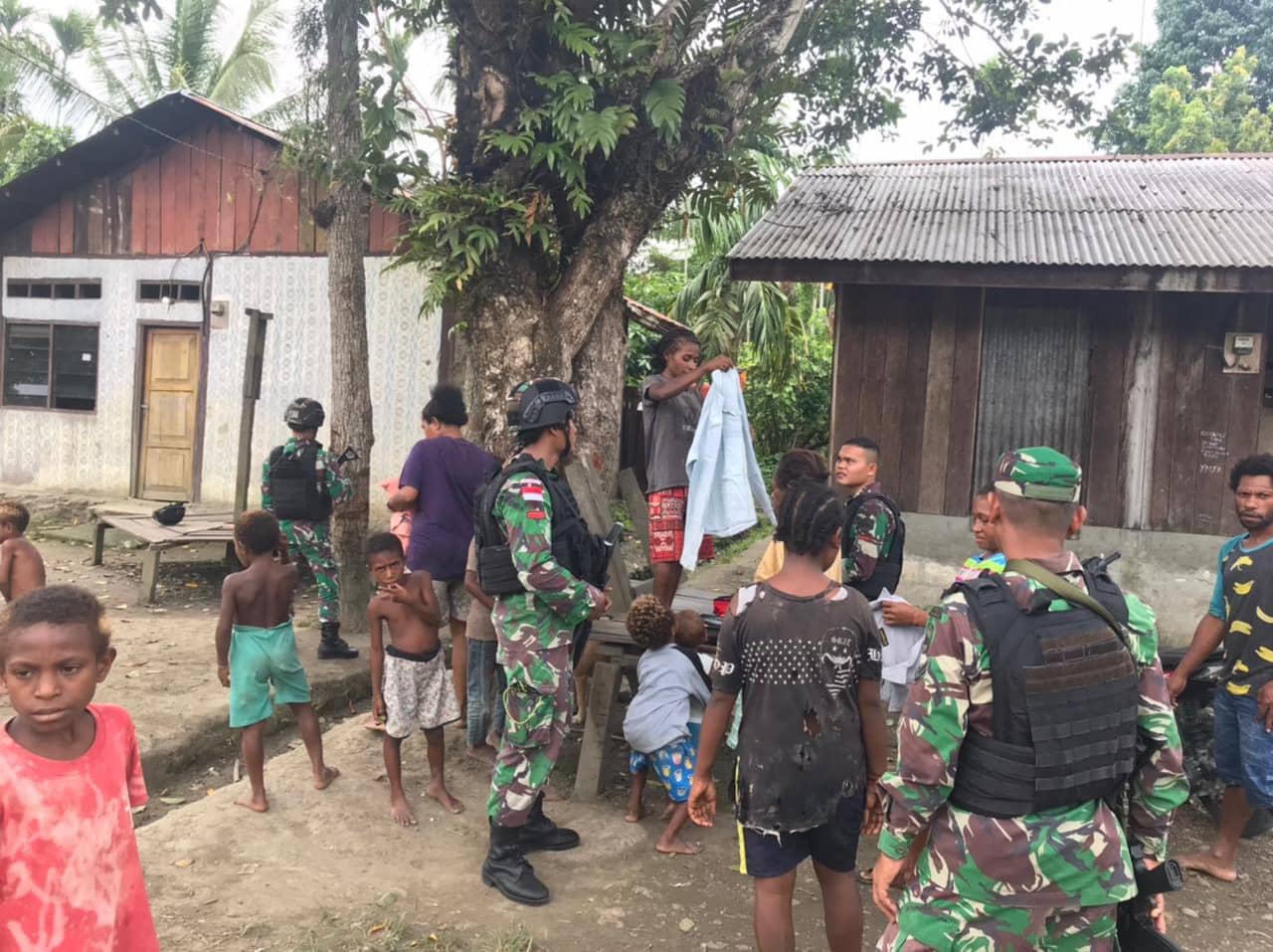 Satgas Pamtas Yonif 126/KC Pos Waris membagikan pakaian layak pakai kepada warga Kp. Banda, Distrik Waris, Kab. Keerom, Papua
