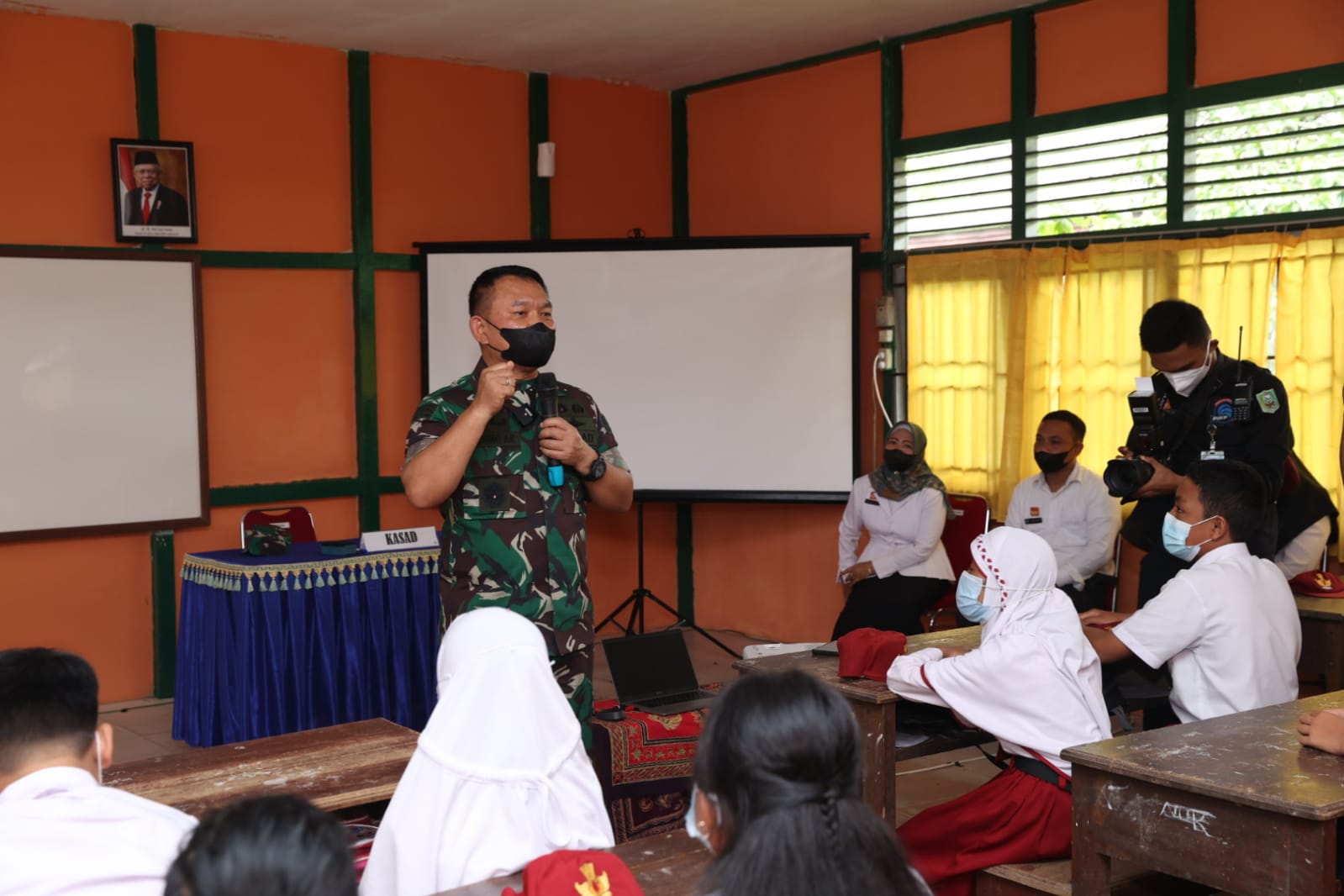 Kepala Staf Angkatan Darat (Kasad) Jenderal TNI Dudung Abdurachman, S.E., M.M., menyempatkan diri berkunjung ke SDN 12 Entikong
