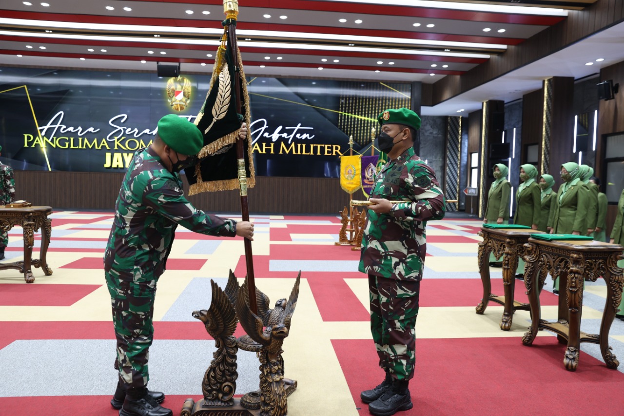 Kepala Staf Angkatan Darat (Kasad) Jenderal TNI Dudung Abdurachman, S.E., M.M., saat memimpin serah terima jabatan Pangdam Jaya/Jayakarta