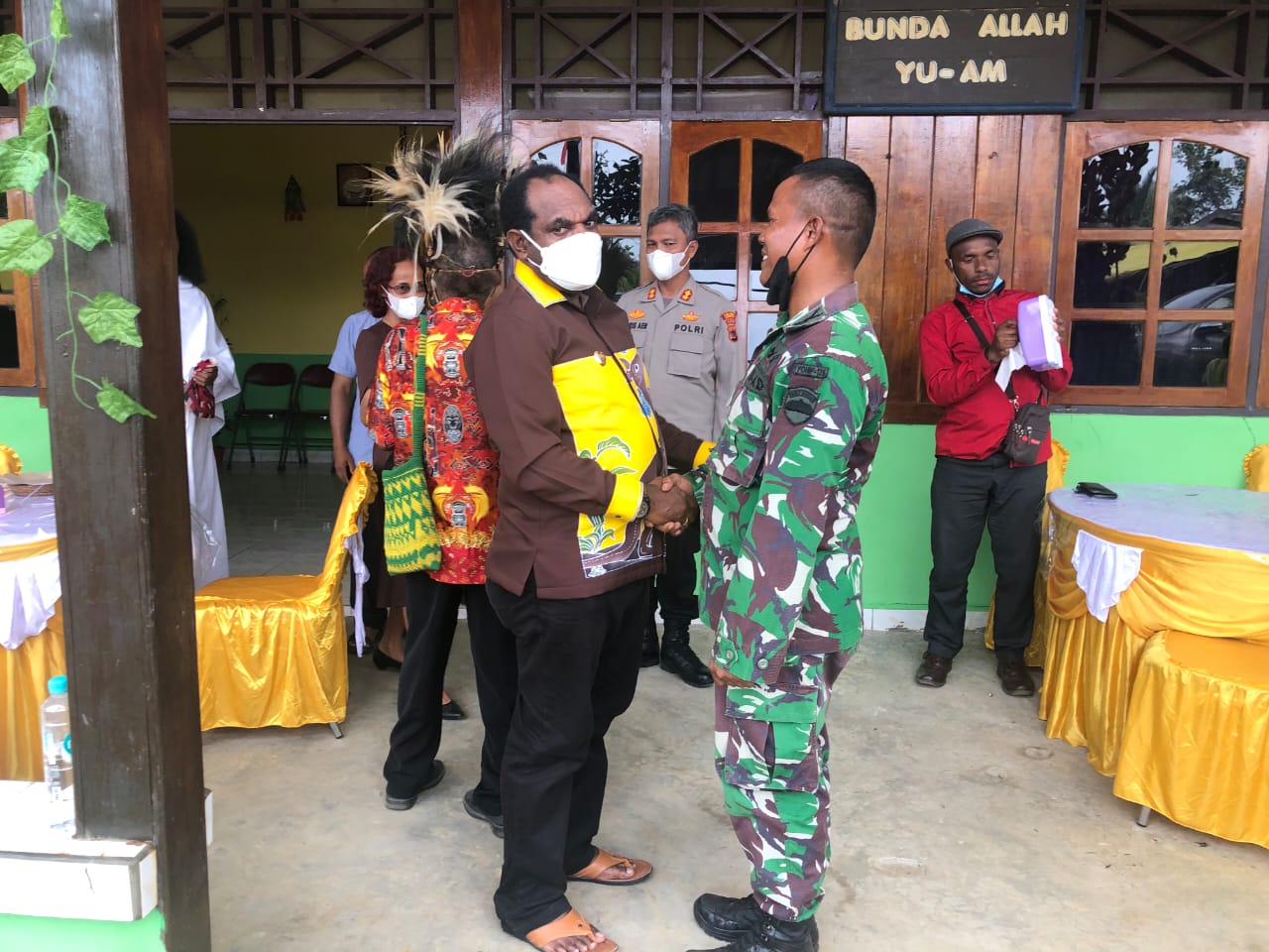 Dankipan B Satgas 126/KC Pos Yuruf Lettu Inf H.A.S. Nasution menghadiri acara Penahbisan Pastor Soterus Pangguem OSA