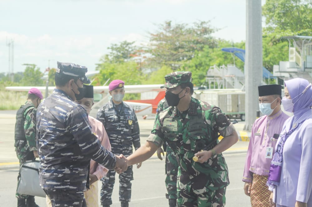 Pangkogabwilhan I Laksdya TNI Muhammad Ali, S.E., M.M., M.Tr.Opsla. menyambut langsung kedatangan Kepala Staf Angkatan Laut