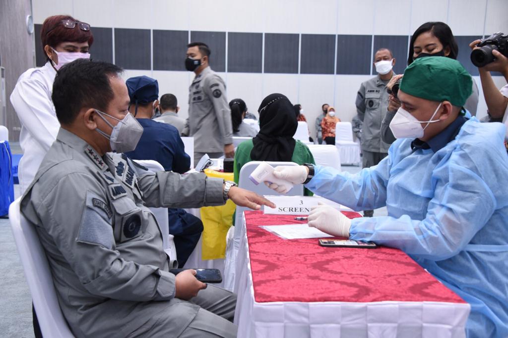 Seluruh personel Bakamla RI dalam memutus rantai penyebaran Covid-19, Vaksin Dosis Booster jenis Pfizer diselenggarakan di Mabes Bakamla RI