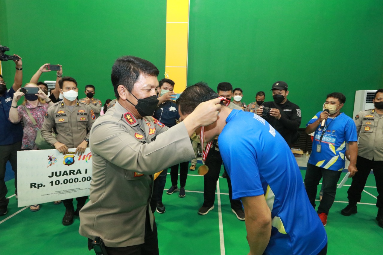 Kapolda Jatim Irjen Pol Nico Afinta menutup gelaran turnamen bulu tangkis antar insan Media memperebutkan piala Kapolda Jatim Cup 2022