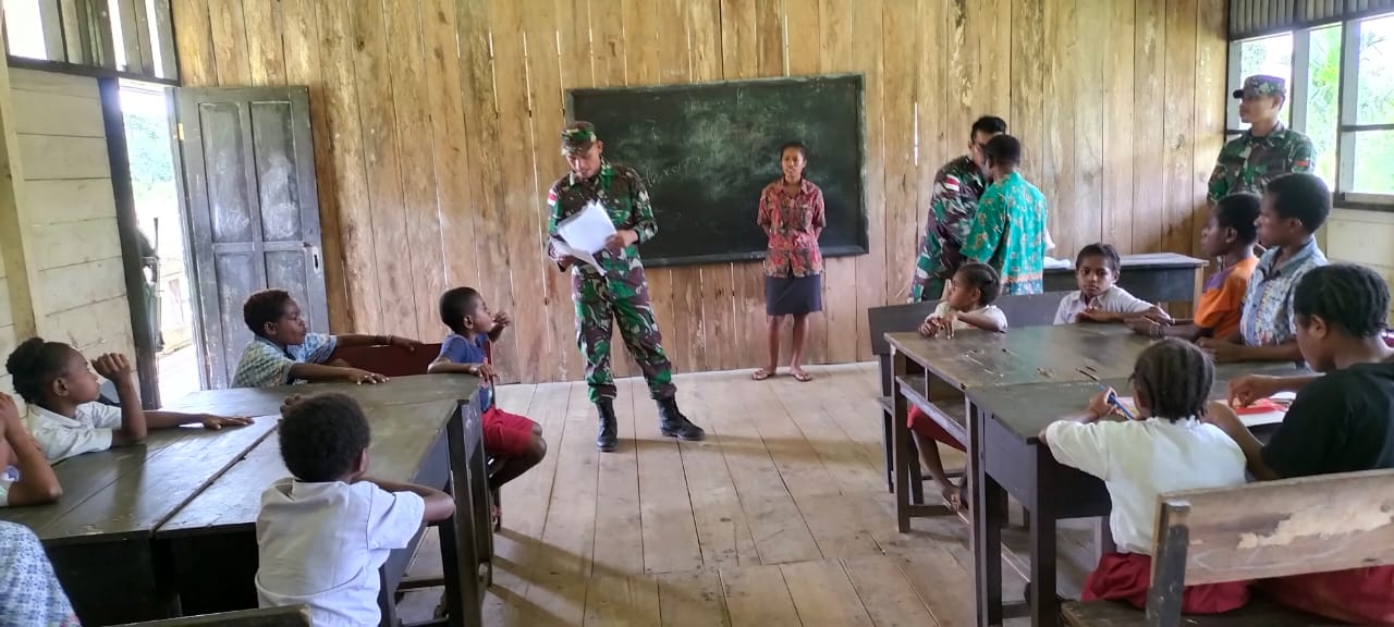 Satgas Yonif 126/KC Pos Somografi menggelar lomba mewarnai di SD YPPK Akarinda Kampung Somografi, Distrik Web, Kabupaten Keerom