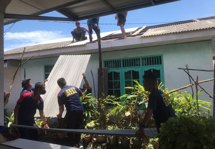 Personel Stasiun Bumi Bangka Belitung Bakamla RI bersama BPBD, Dinas Sosial, Masyarakat Batu Belubang, dan Tagana bersinergi