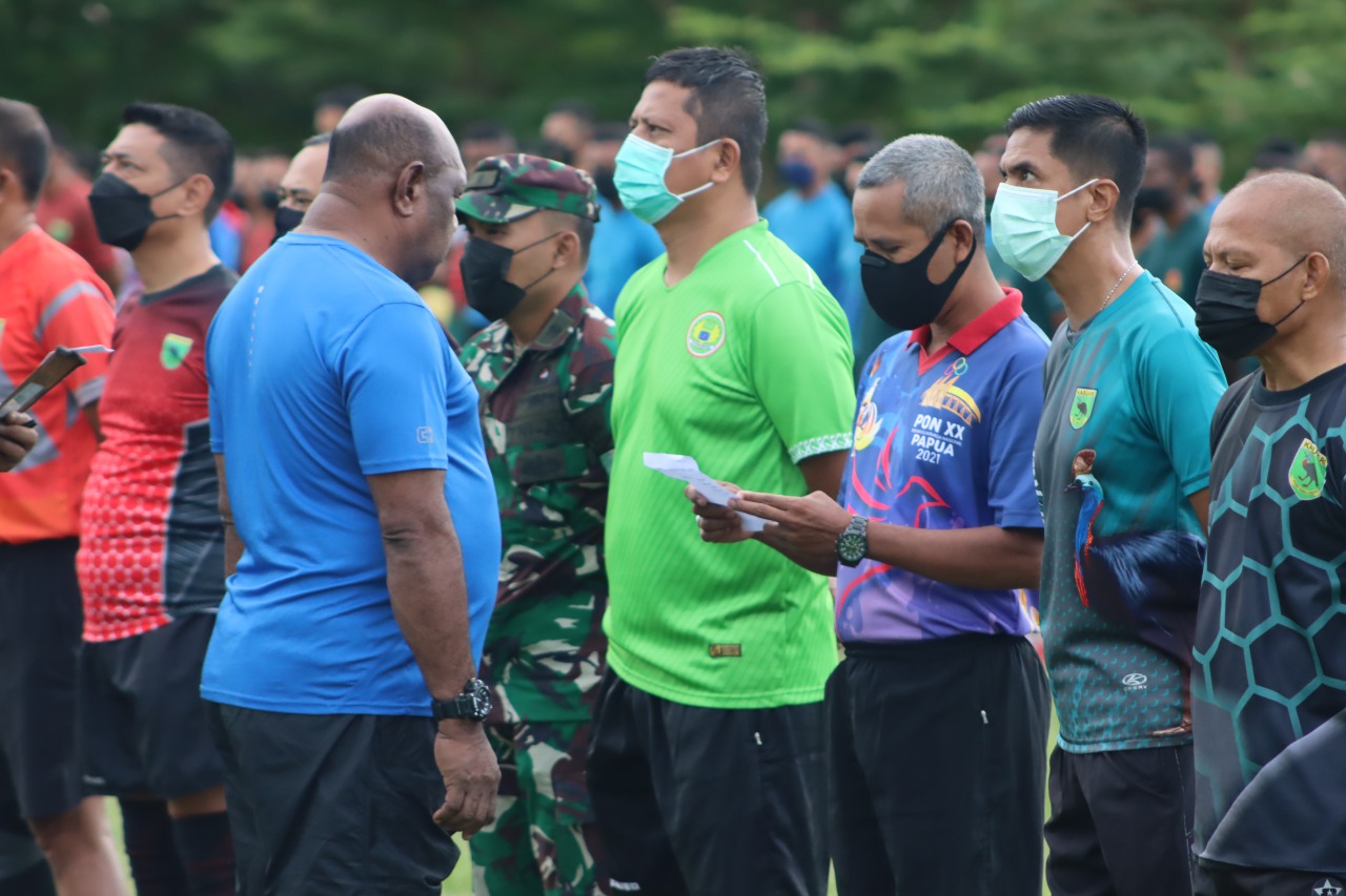 Kasdam XVIII/Kasuari, Brigjen TNI Yusuf Ragainaga saat memberikan pengarahan kepada seluruh prajurit dan ASN Kodam XVIII/Kasuari