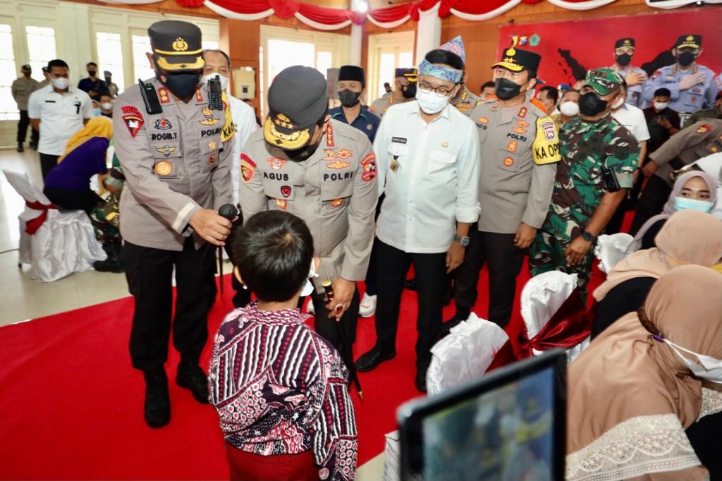 Kabareskrim Polri, Komjen Pol Agus Andrianto didampingi Kapolda Jawa Timur melakukan pengecekan pelaksanaan dan pencapaian vaksinasi
