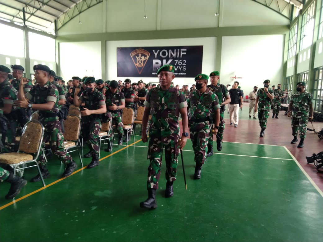 Pangdam XVIII/Kasuari, Mayjen TNI Gabriel Lema, S.Sos. saat menerima kedatangan 400 personel Satuan Tugas (Satgas) Yonif RK 136/Tuah Sakti