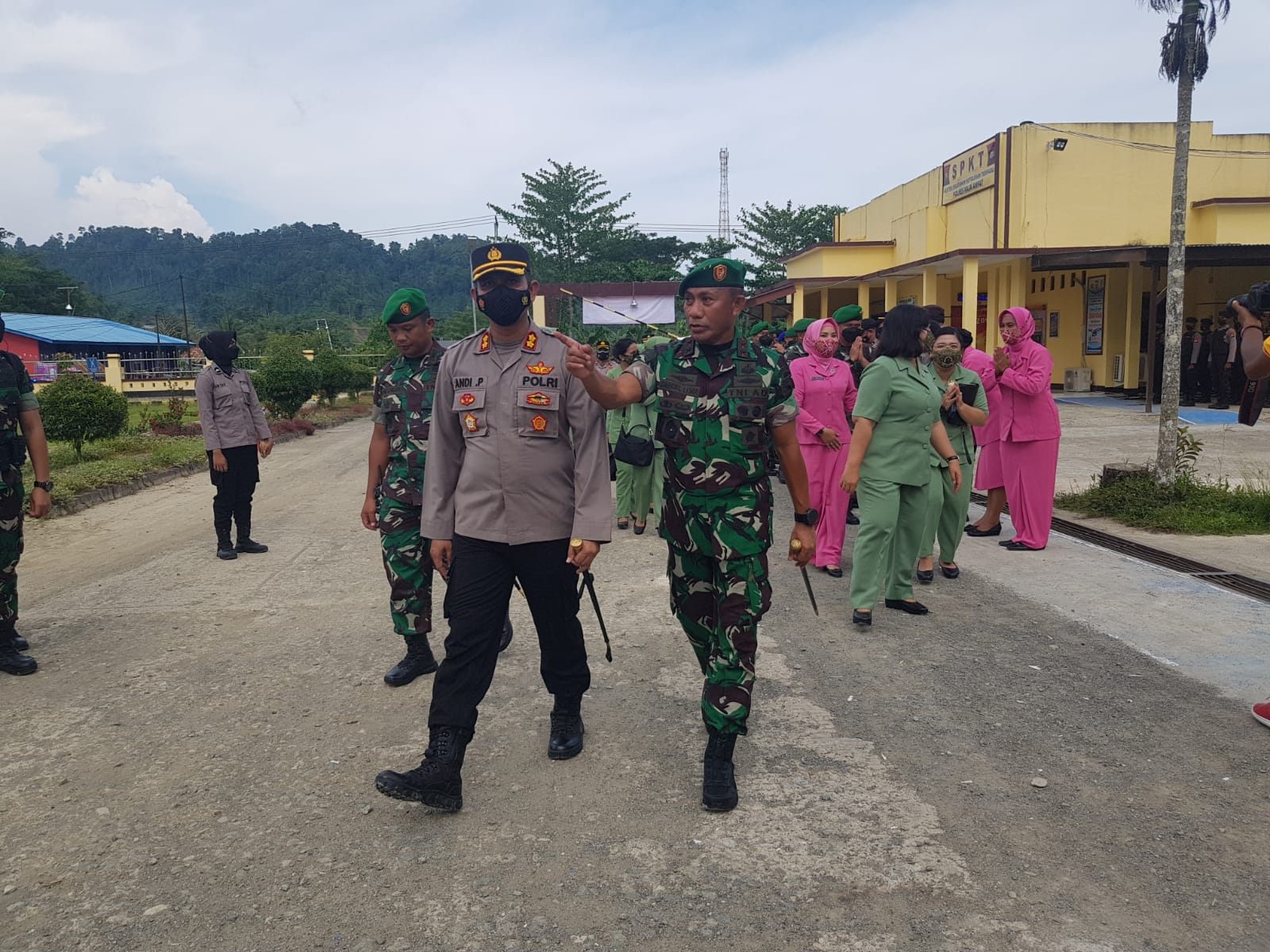 Pangdam XVIII/Kasuari, Mayjen TNI Gabriel Lema, S.Sos., sengaja datang dan bertemu dengan Kopolres Raja Ampat AKBP Andi Prihastomo