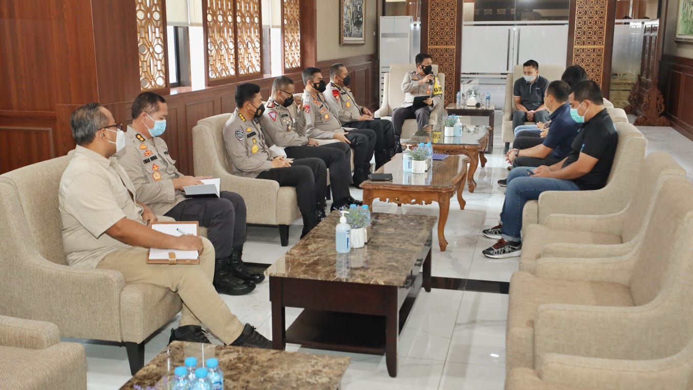 Kapolda Jawa Timur Irjen Pol Nico Afinta, didampingi pejabat utama (PJU) Polda Jatim, menerima audiensi mainsepeda.com dan DBL Indonesia