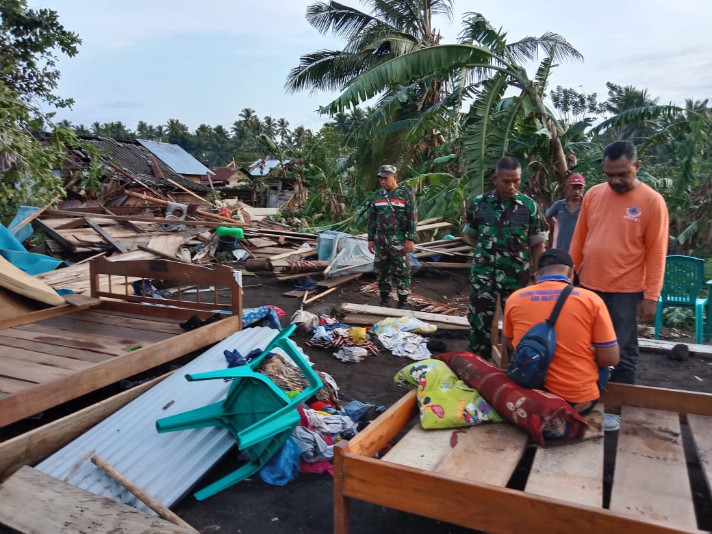 Personel Babinsa Koramil 1508-03/Kao, Kodim 1508/Tobelo gerak cepat menuju  Desa Gamlaha, Kecamatan Kao Utara untuk membantu penanganan warga