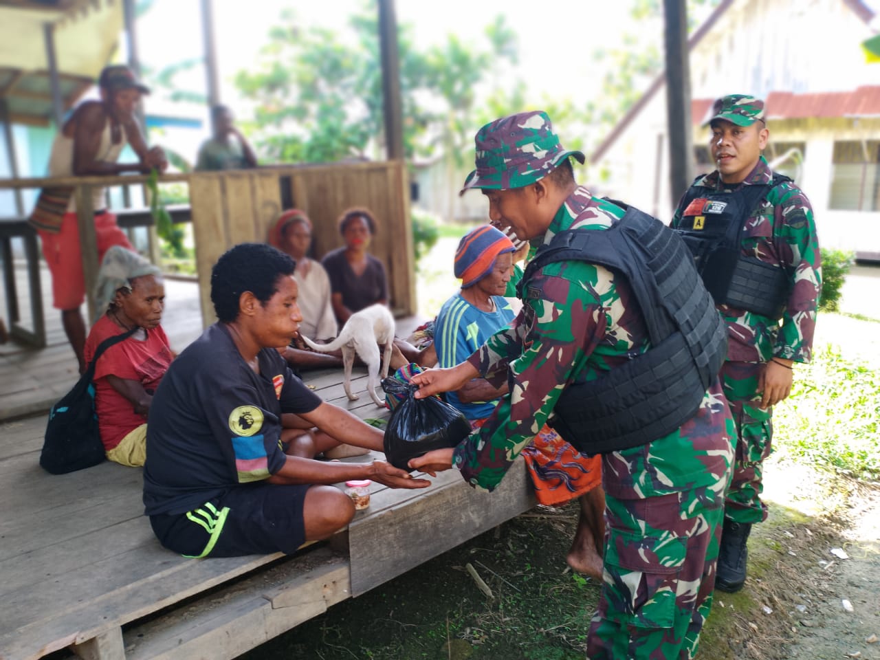 Satgas Pamtas RI-PNG Yonif 126/KC Pos Batom memberikan bantuan beras kepada warga Kampung Batom II, Distrik Batom