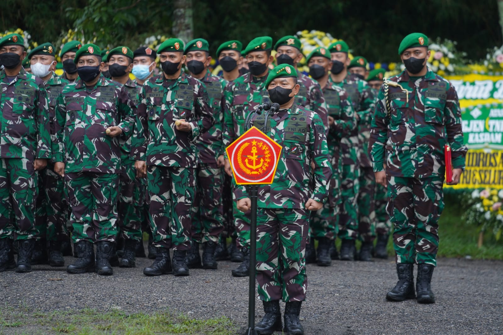 Kepala Staf Angkatan Darat, Jenderal TNI Dudung Abdurachman S.E., M.M. menghadiri sekaligus menjadi Inspektur Upacara pada pemakaman Brigjen TNI Stepanus Mahury