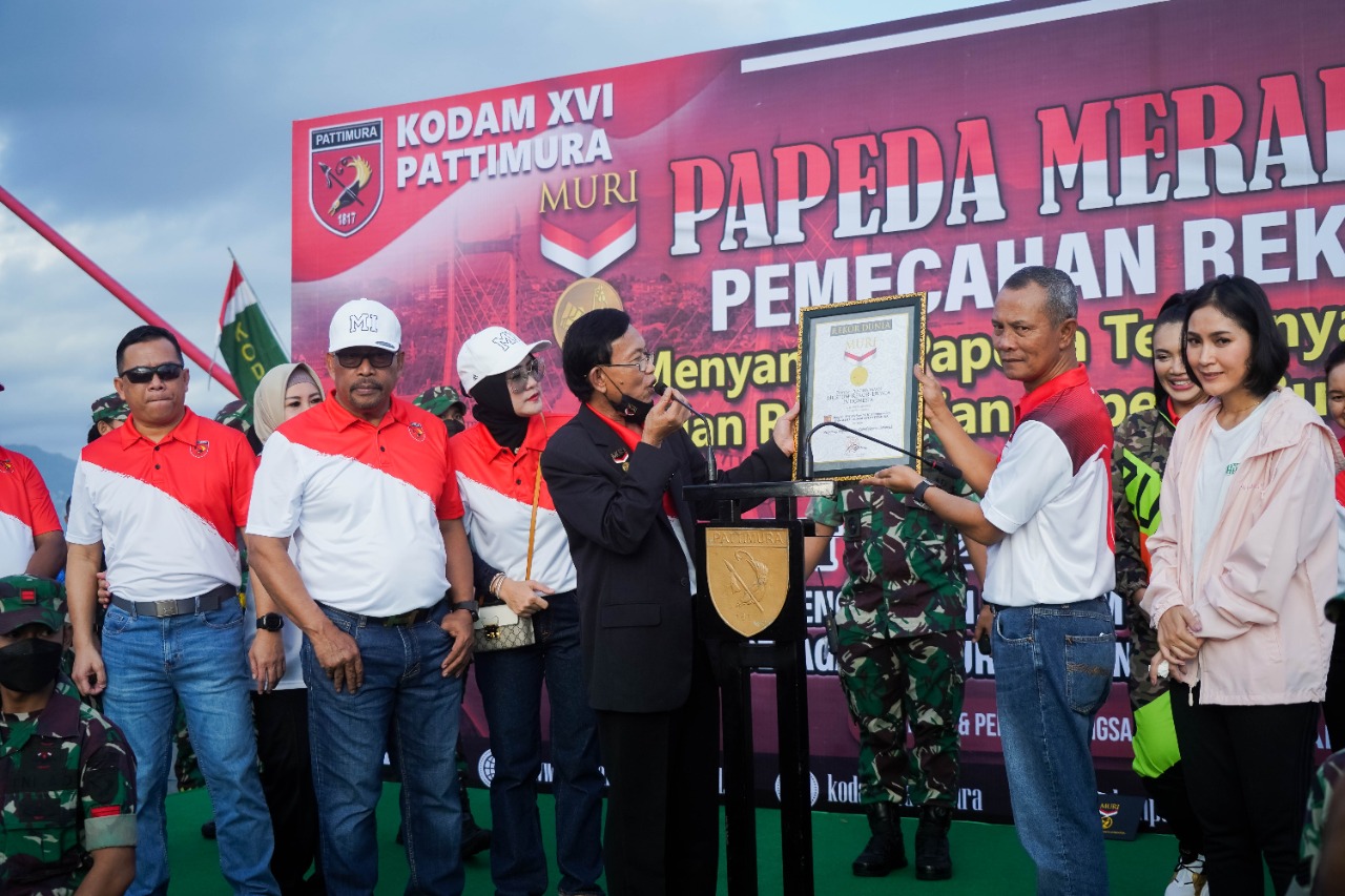 Kodam XVI/Pattimura pecahkan rekor muri makan papeda terbanyak dan terpanjang di atas ikon kota Ambon, Jembatan Merah Putih