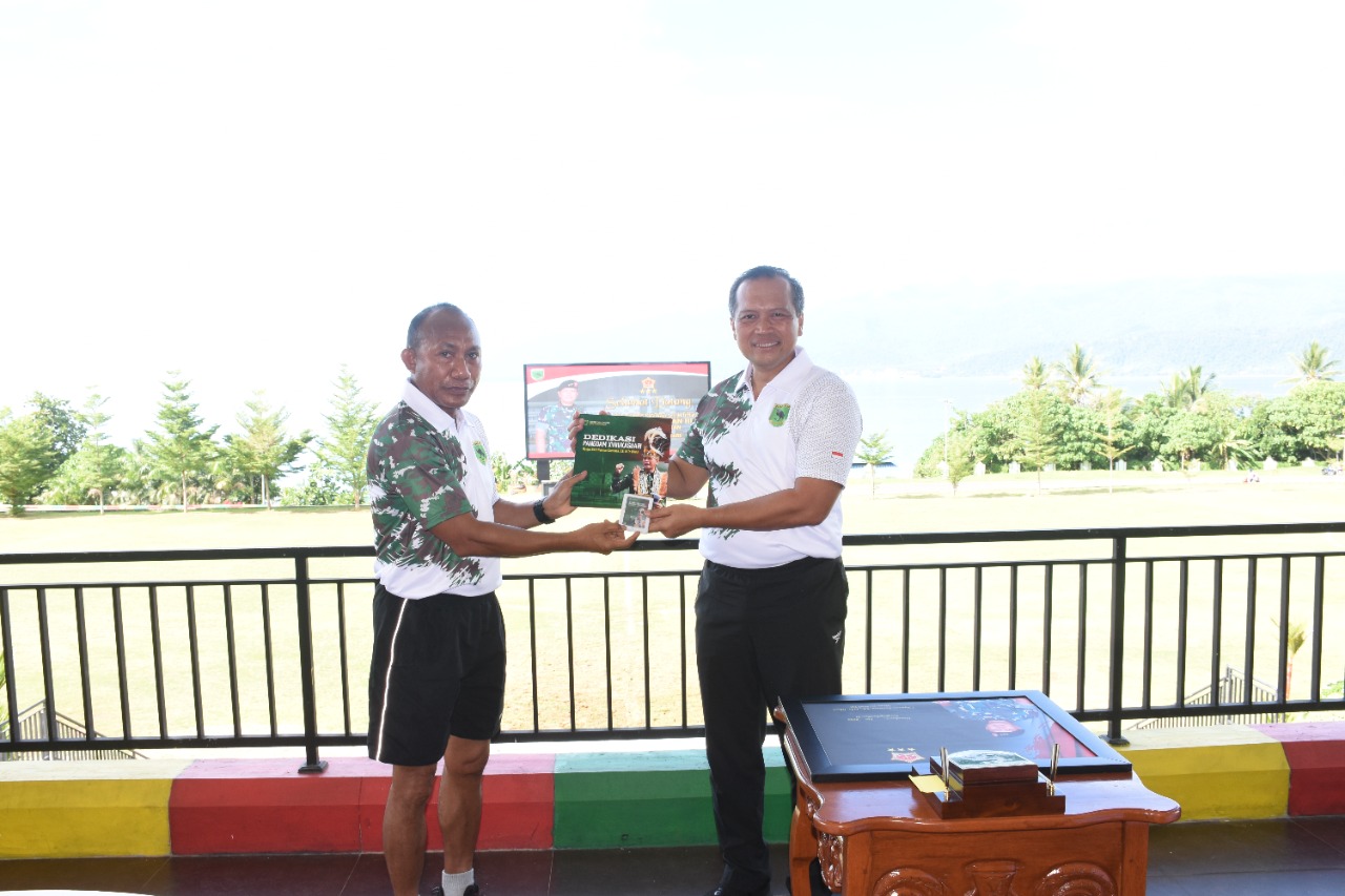 Letjen TNI I Nyoman Cantiasa, S.E., M.Tr.(Han)., usai berolahraga pagi dengan prajurit dan pejabat Kodam XVIII/Kasuari di Makodam