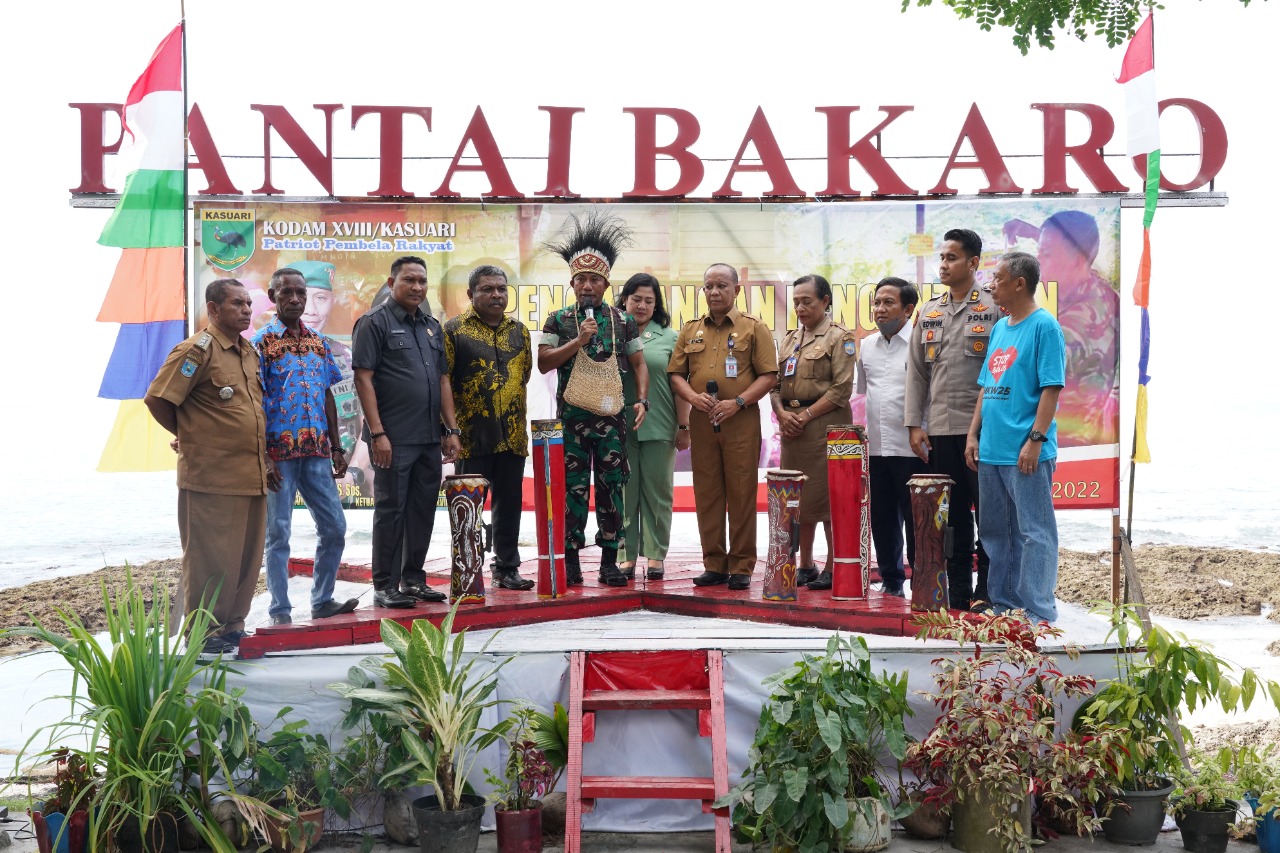 Pangdam XVIII/Kasuari, Mayjen TNI Gabriel Lema, S.Sos., dalam acara pencanangan buta aksara, di Pantai Bakaro, Manokwari, Papua Barat