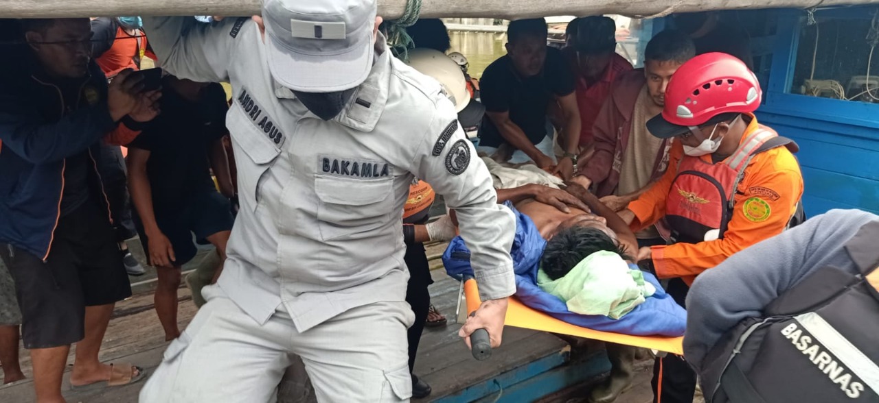 Tim SAR gabungan dengan menggunakan unsur RIB Pos SAR Sintete turut serta dalam evakuasi dua nelayan yang mengalami keracunan gas