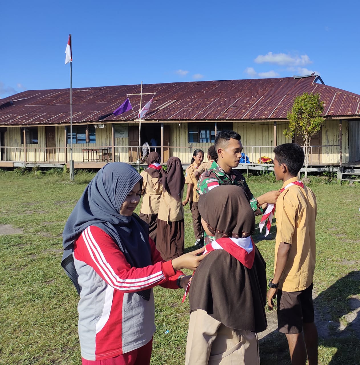 Satgas Pamtas Yonif 126/KC Pos Kotis memberikan pelatihan pramuka kepada anak-anak di SDN 01 Senggi, Kab. Keerom