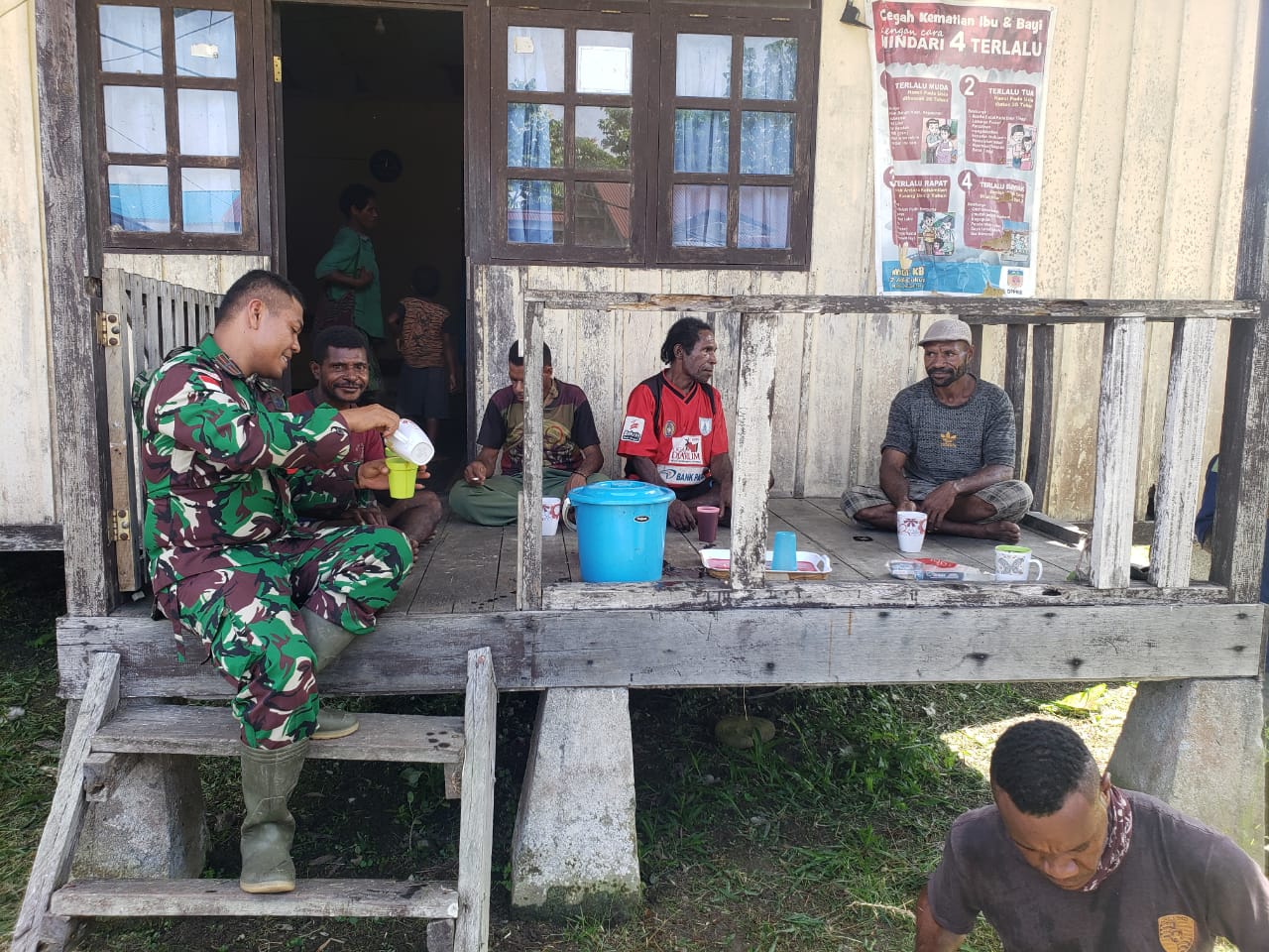 Satgas Yonif 126/KC Pos Batom melaksanakan Komunikasi Sosial (Komsos) dengan warga masyarakat di perbatasan Papua