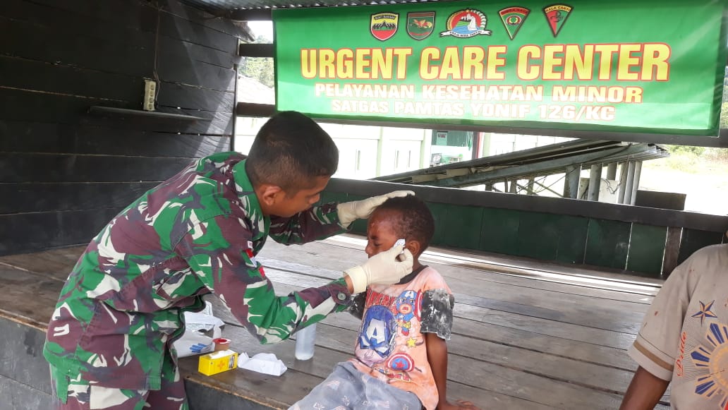 Tim Kesehatan Satgas Pamtas Yonif 126/Kala Cakti Pos Kalipay memberikan pelayanan kesehatan di Urgent Care Center Satgas