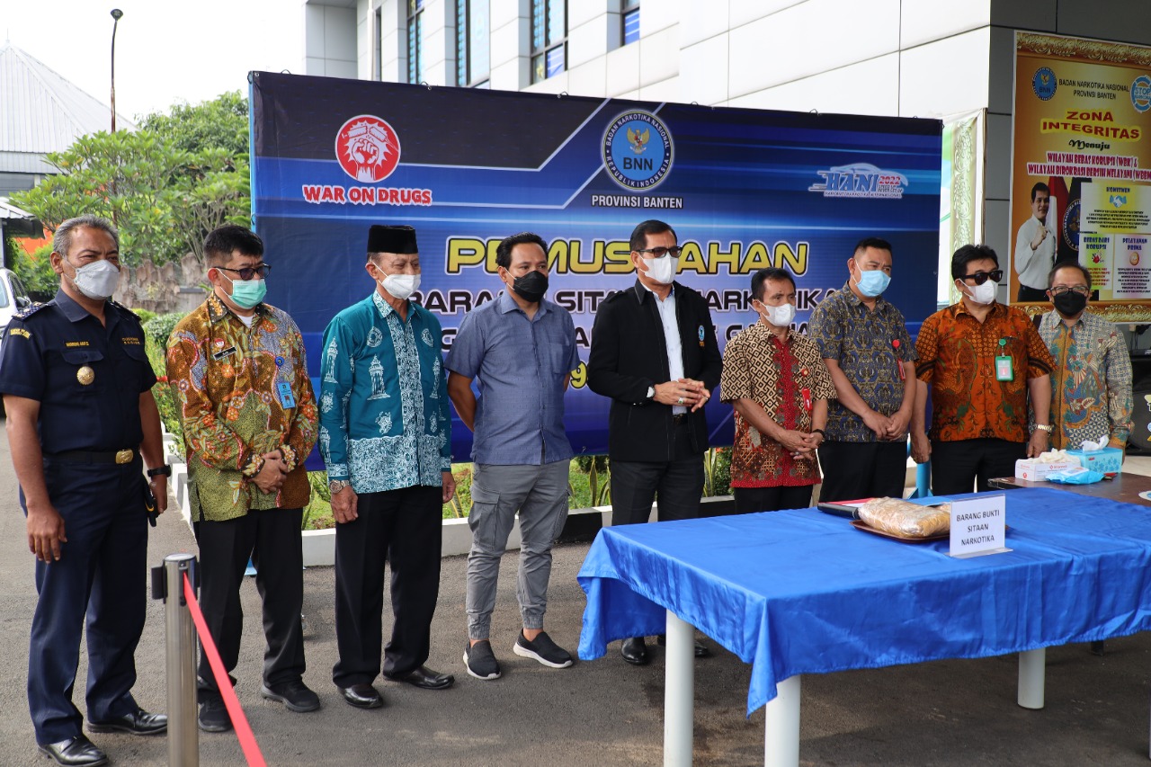 BNNP Banten melakukan pemusnahan barang bukti narkotika golongan 1 jenis ganja sekitar 2 kilogram yang disita dari tersangka DA (31)