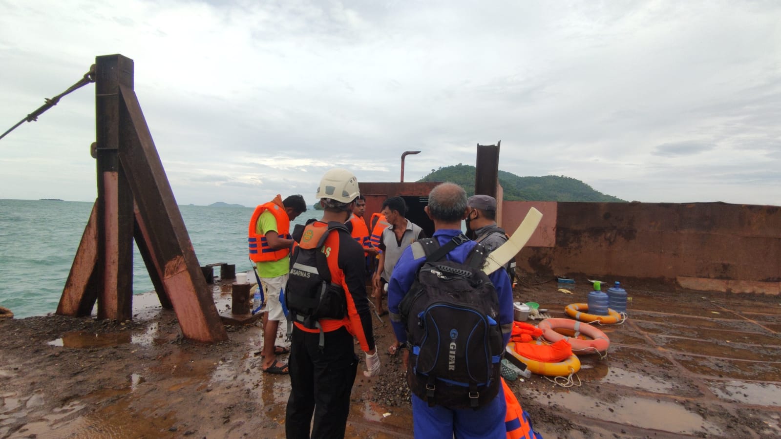 Tim SAR Gabungan, berhasil menyelamatkan 6 orang korban kapal tenggelam di Perairan Pulau Penata Besar, Kabupaten Bengkayang