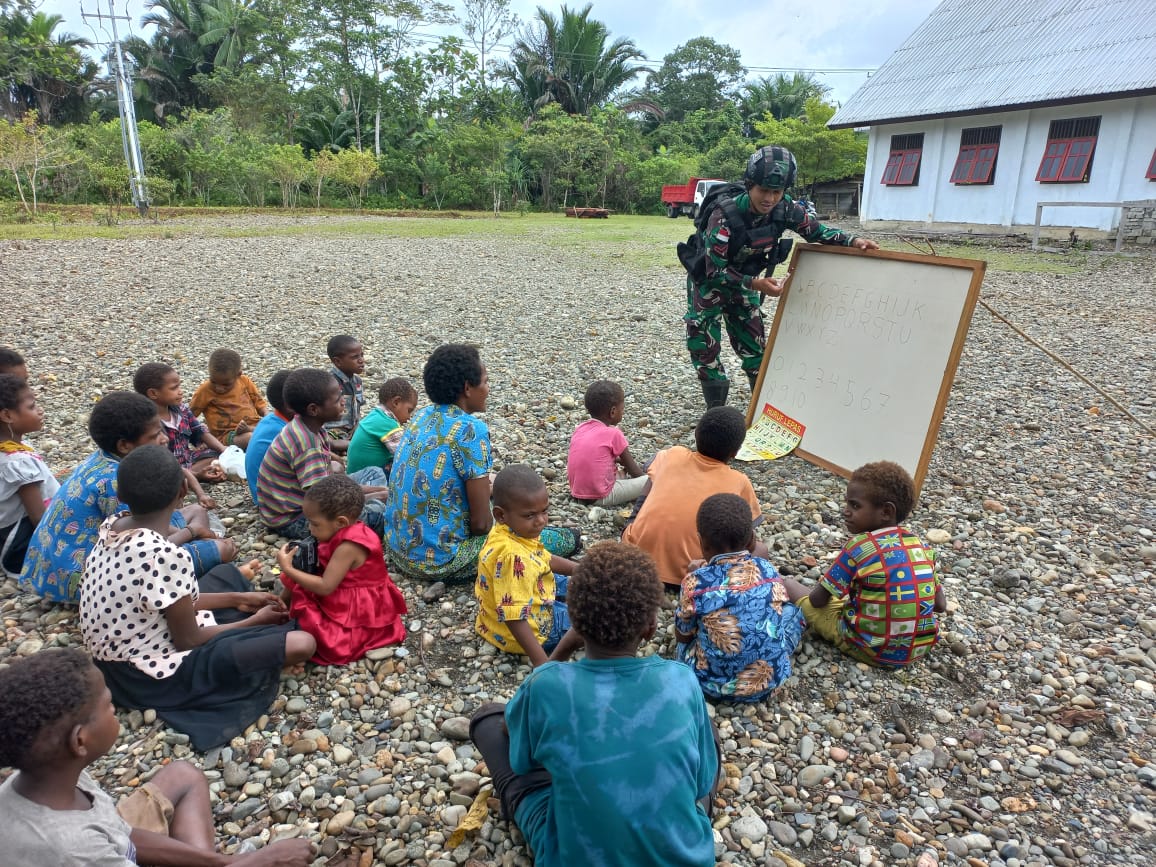 Satgas Pamtas Yonif Raiderr 142/KJ memberikan pengajaran langsung kepada anak-anak berupa pengenalan huruf Alfabet dan angka