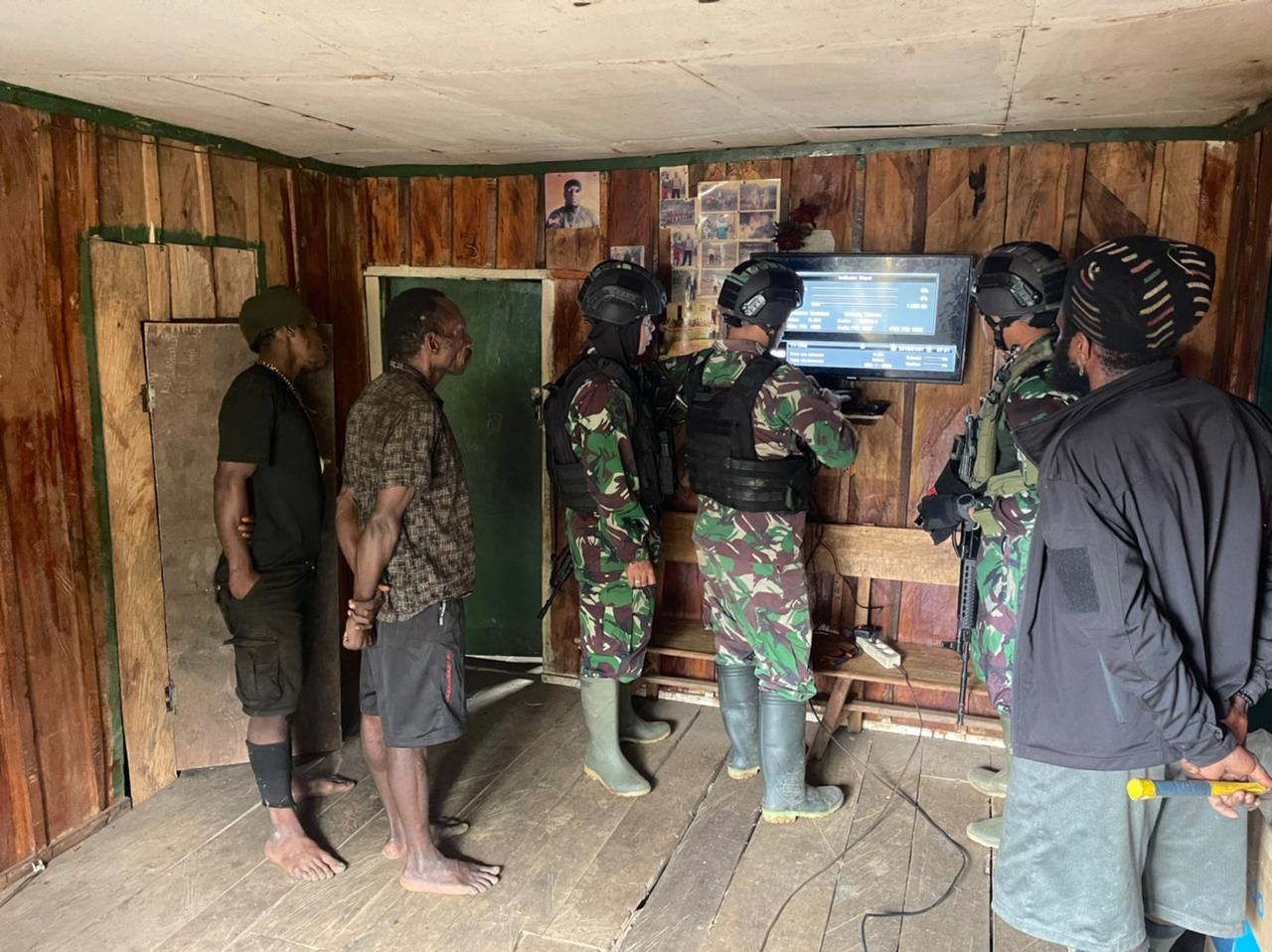 Prajurit Satgas Satuan Organik Yonif Raider 321/Galuh Taruna (GT) melakukan pemasangan TV dan Instalasi Parabola secara terbatas