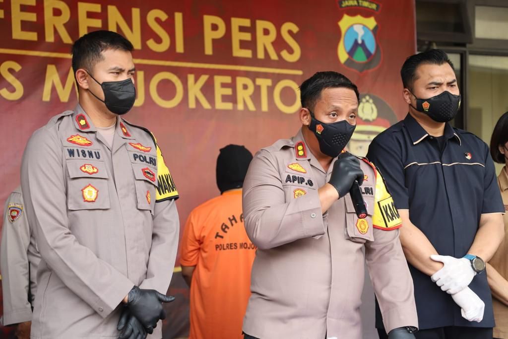 Guru mengaji berinisial RD yang diduga mencabuli tiga orang santrinya ditetapkan menjadi tersangka oleh penyidik Satreskrim Polres Mojokerto