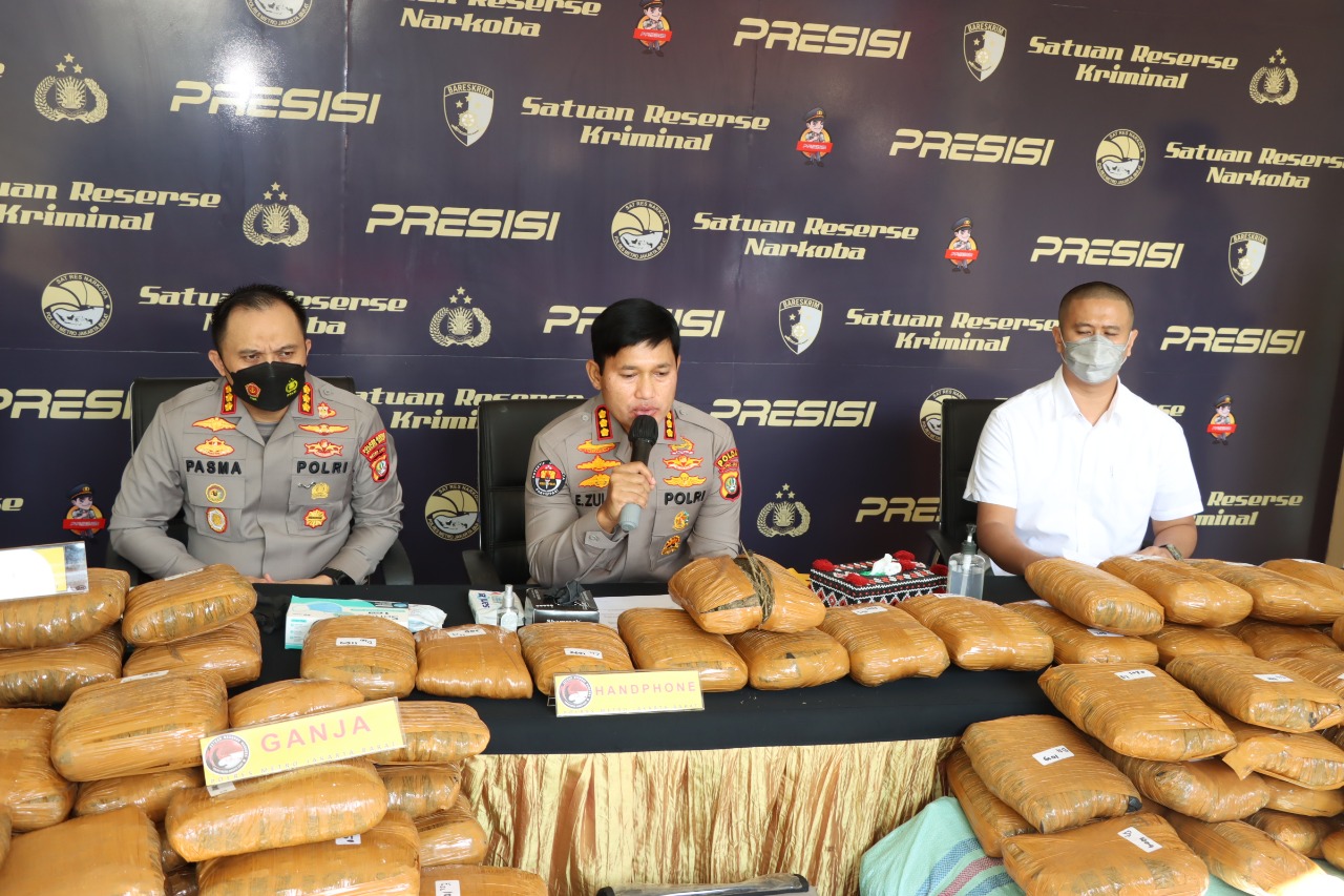 Satuan Reserse Narkoba Polres Metro Jakarta Barat berhasil mengamankan 2 orang kurir narkoba dan ratusan kilogram narkoba jenis ganja