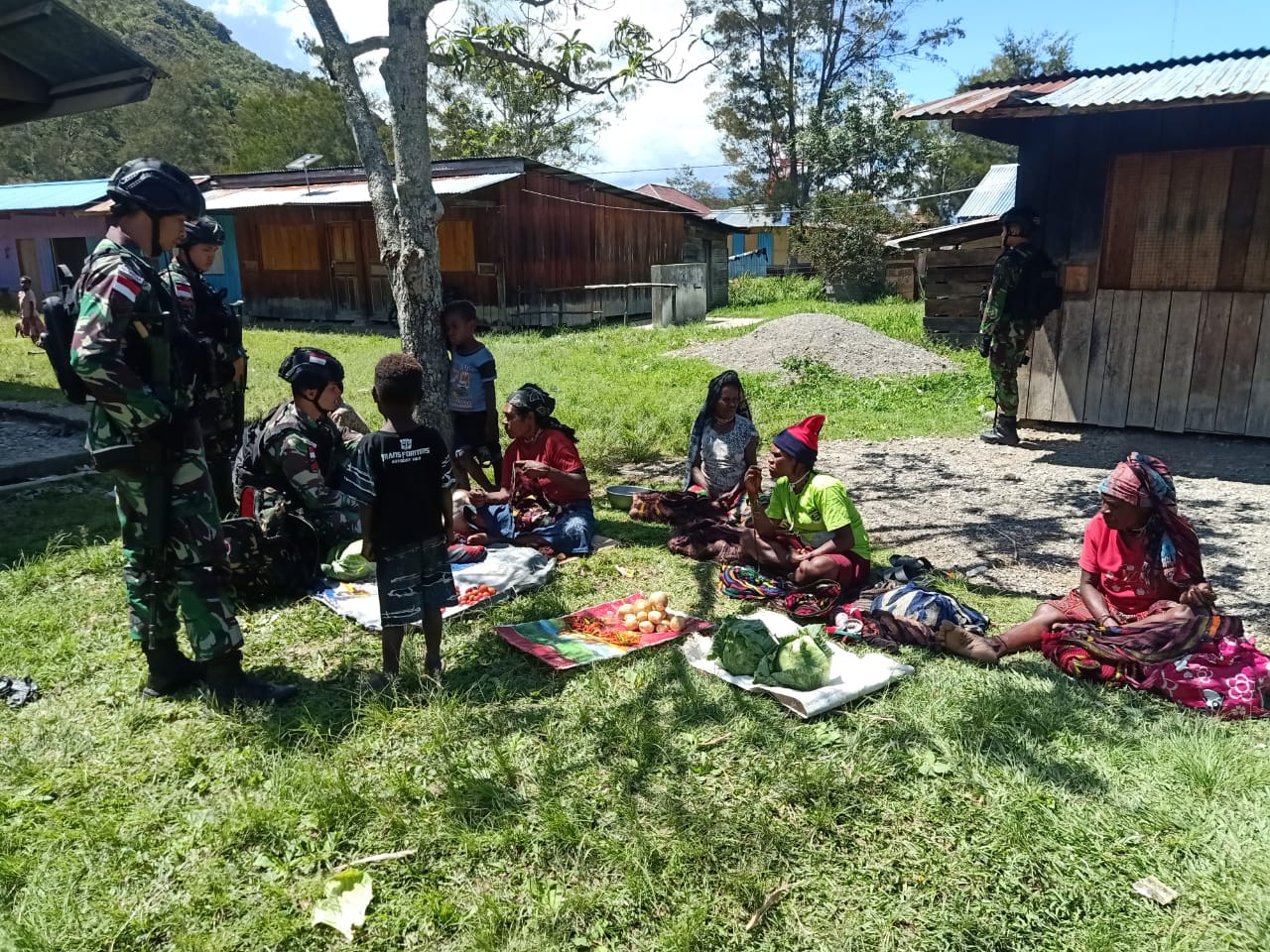 Satgas Pamtas RI-PNG Yonif Raider 142/KJ memanfaatkan hari yang ada, melakukan Pembinaan Teritorial dan Komunikasi Sosial