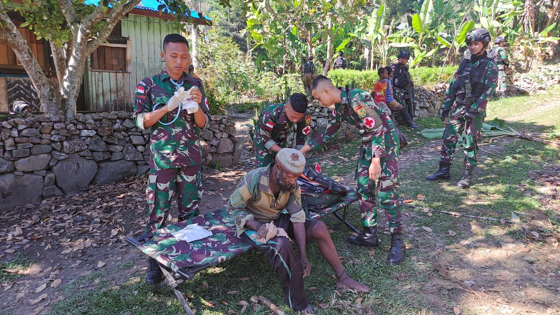 Prajurit TNI Satgas Pamtas Yonif Raider 142/KJ Pos Kanggime menemui warga dengan memberikan pelayanan kesehatan