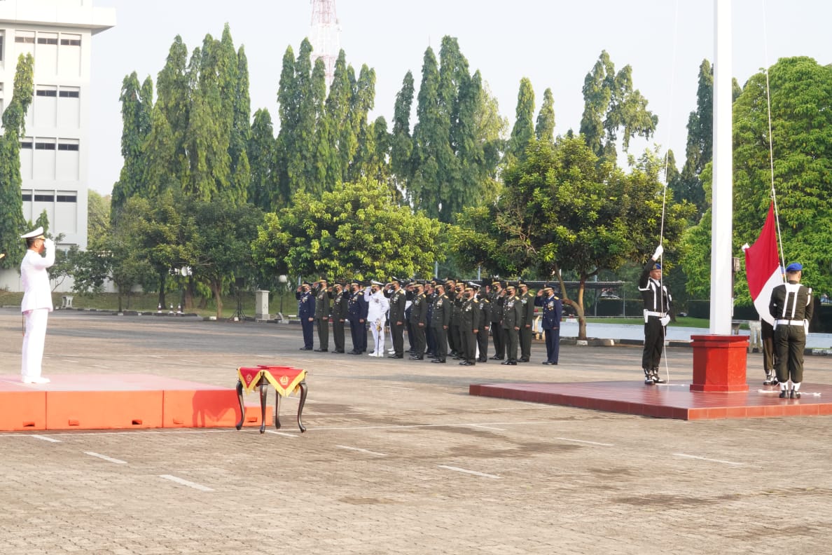 Markas Besar Tentara Nasional Indonesia menggelar upacara bendera memperingati Hari Ulang Tahun ke-77 Kemerdekaan Republik Indonesia