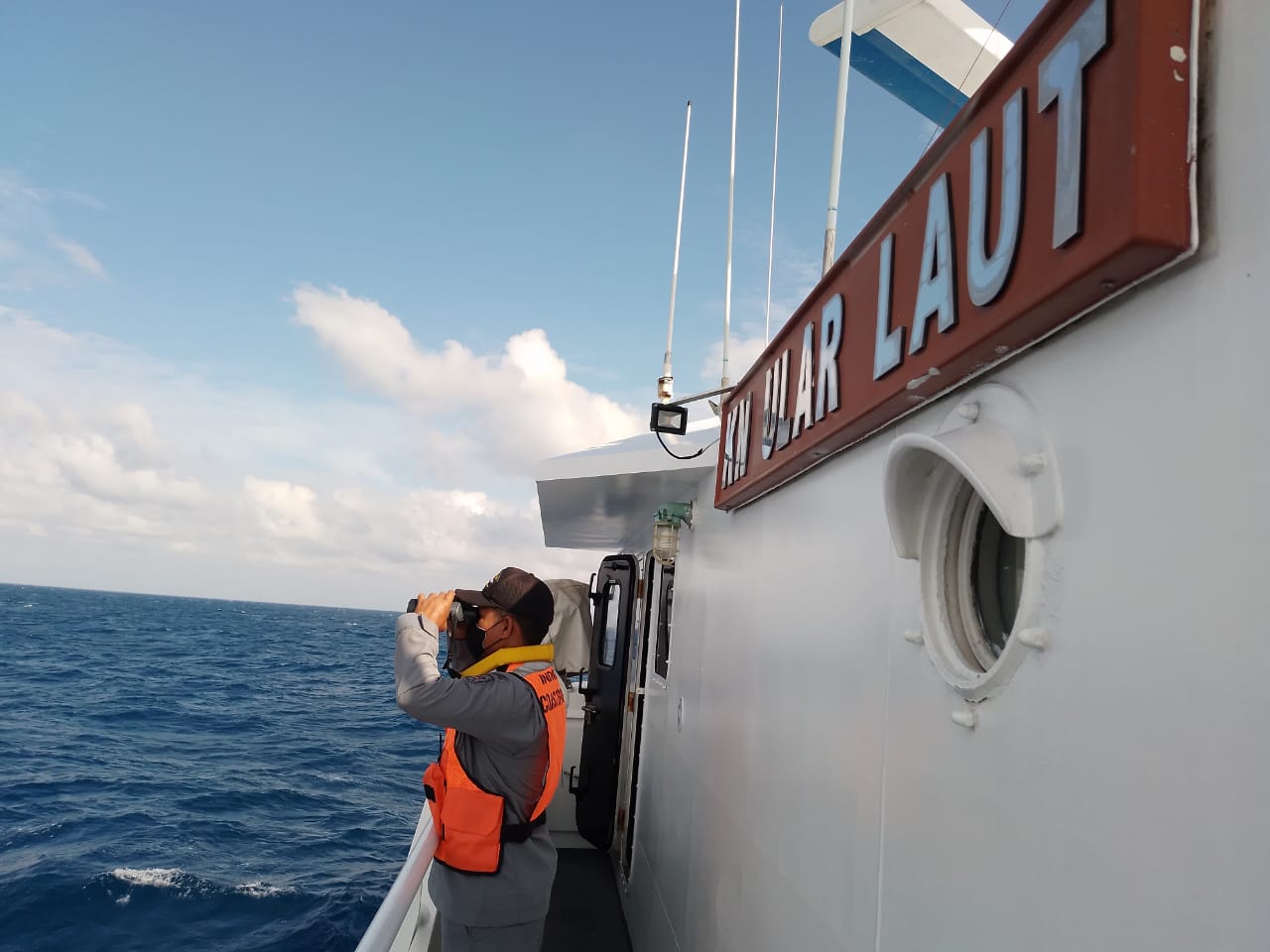 Unsur Patroli Bakamla RI KN Ular Laut-405 yang tergabung dalam tim SAR gabungan melanjutkan pencarian ABK KM Teman Niaga yang tenggelam