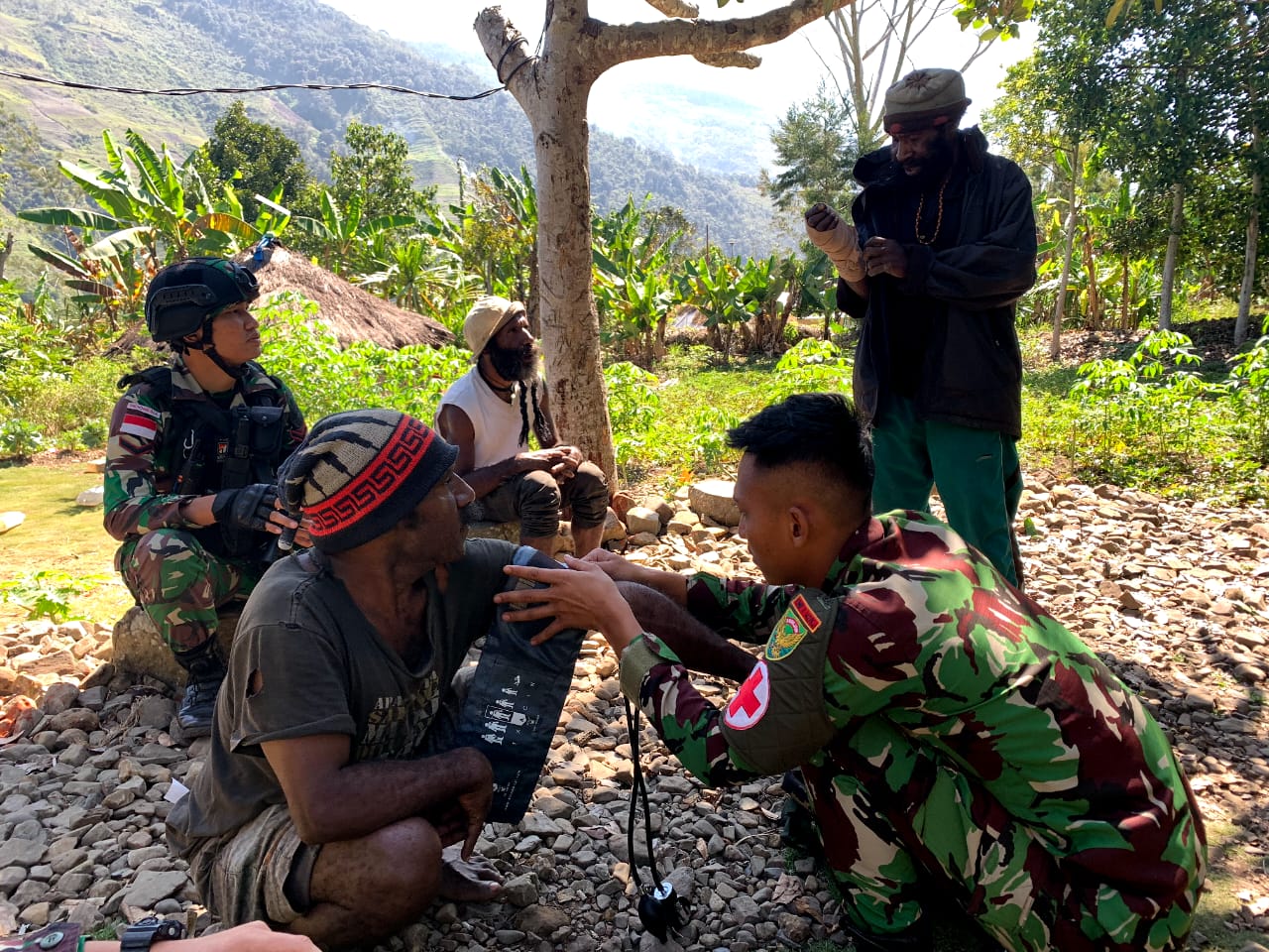 Pelayanan kesehatan terus dilakukan oleh Satgas Pamtas Yonif Raider 142/KJ. Kali ini menuju honai-honai dan rumah warga