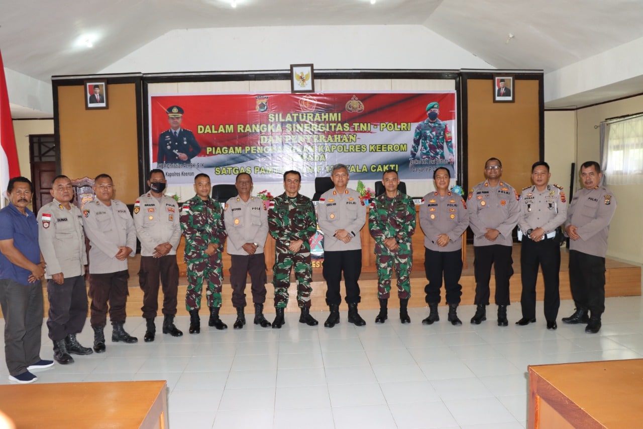 Dansatgas Yonif 126/KC Letkol Inf Dwi Widodo, S.H., M.Han. menerima piagam penghargaan dari Kapolres Keerom AKBP Christian Aer, SH., S.I.K.