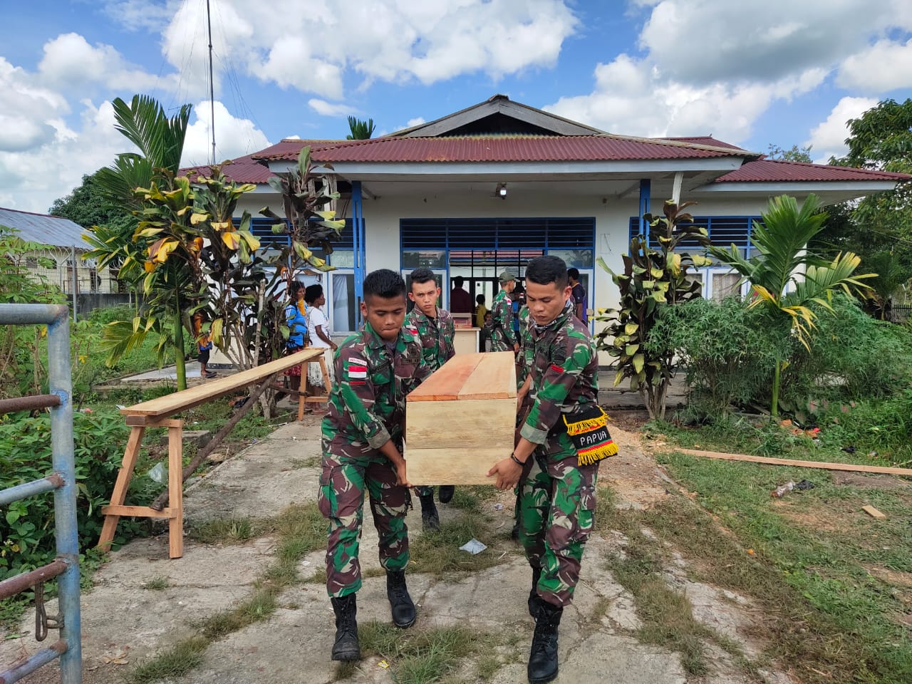 Dansatgas  beserta anggota Pamtas RI-PNG Yonif 126/KC menghadiri dan membantu prosesi pemakaman jenazah salah satu warga