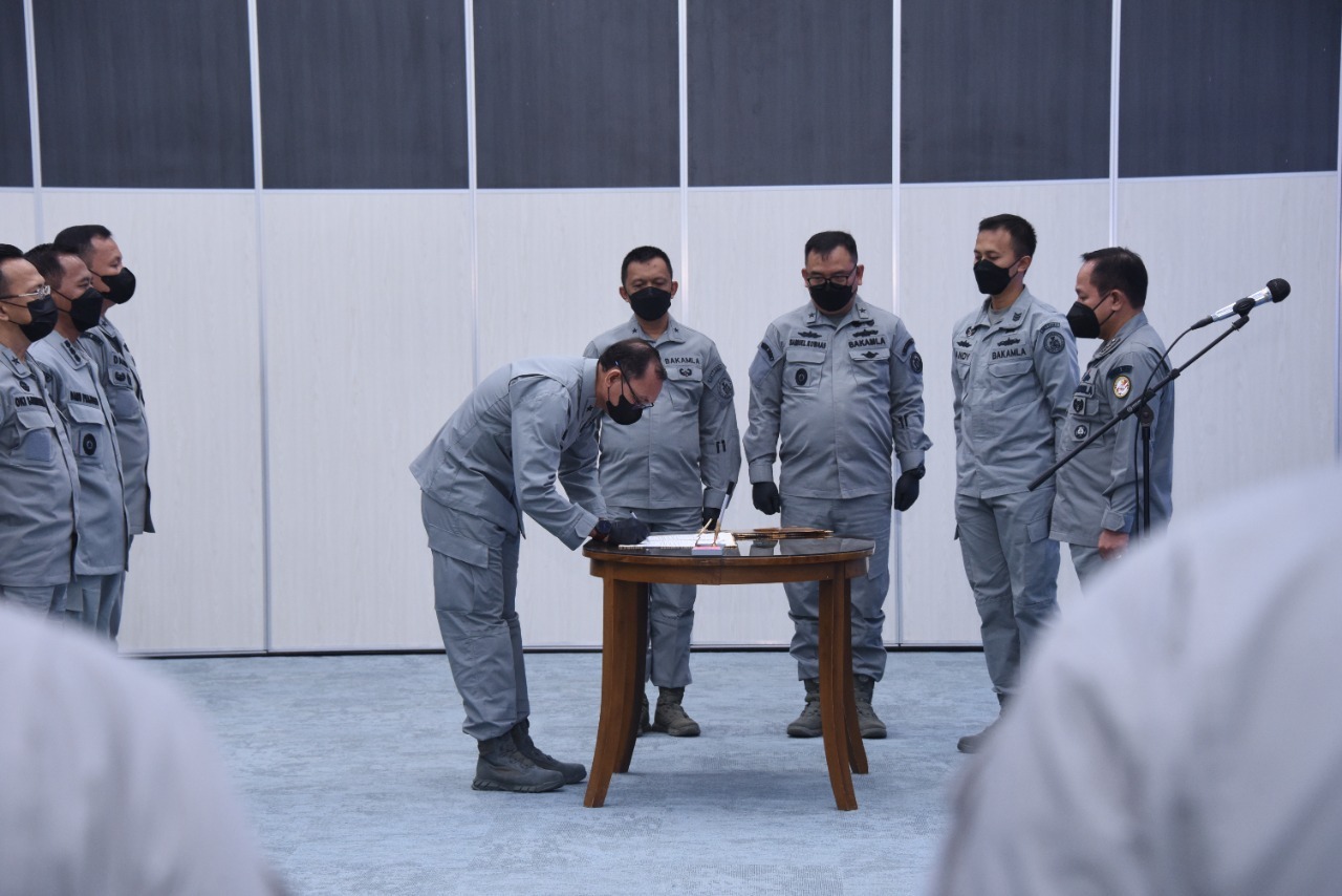 Kepala Bakamla RI Laksdya TNI Dr. Aan Kurnia, Seremoni Serah Terima Jabatan berjalan dengan khidmat di Aula 2, Mabes Bakamla, Jakarta Pusat