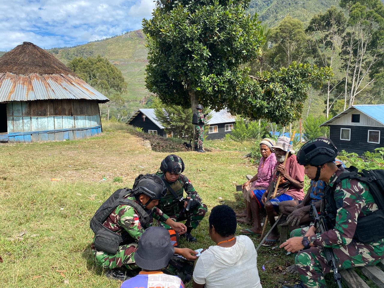 Satgas Pamtas Yonif Raider 142/KJ melalui Pos Kanggime terus melaksanakan puskesmas dengan tenaga kesehatannya berkeliling