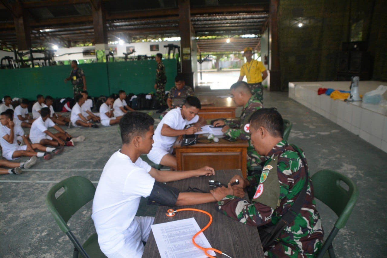Kodim 1710/Mimika selaku panitia daerah penerimaan dan seleksi awal para calon siswa Cata PK dan Lintas Agama, menggelar tes kesamaptaan